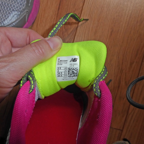 Girls New Balance running shoes - Picture 3 of 3